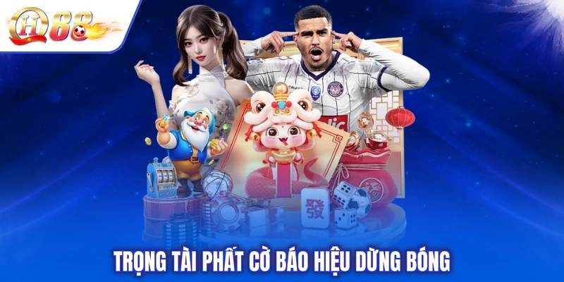 Trọng tài phất cờ báo hiệu dừng bóng